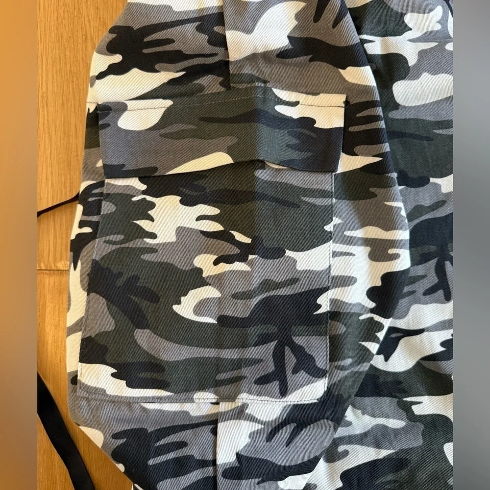 New PrettyLittleThing Grey Camo Cargo Pants Size 4